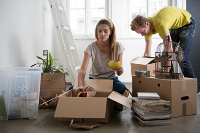 April2015-Trulia-10-Costly-Selling-Mistakes-To-Avoid-couple-packing-home